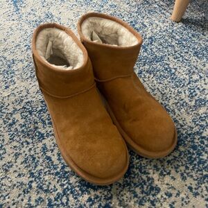 Women’s UGG Koolaburra Short Tan Soft Suede Women's Boots size 9